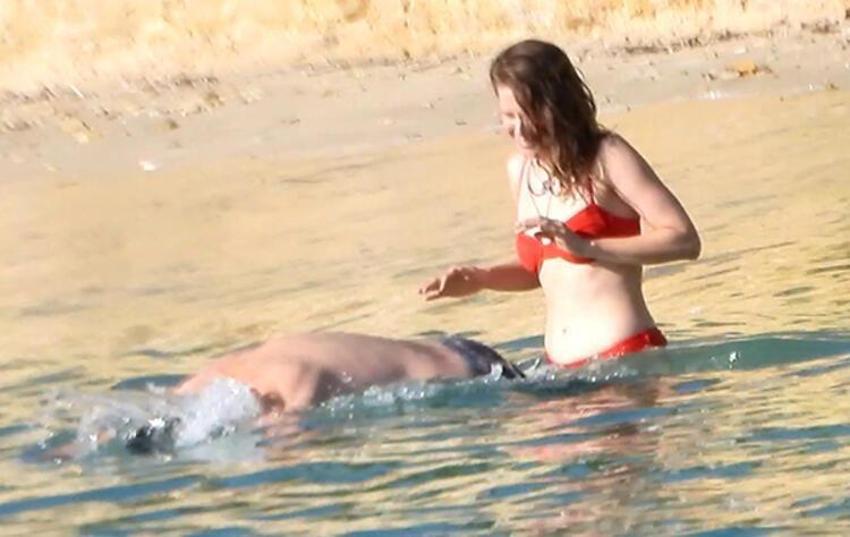 Burcu Biricik kırmızı bikinisiyle tüm dikkatleri üzerinde topladı!