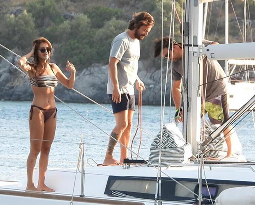 Ahmet Kural ile Çağla Gizem Çelik arkadaşlarının teknesinde!