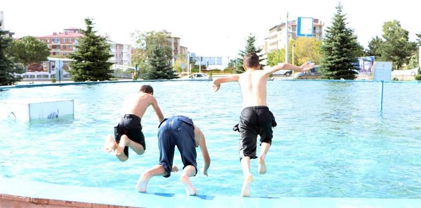 Süs havuzları ölüm saçıyor! Serinlemek isteyen çocuklar aldırış etmiyor