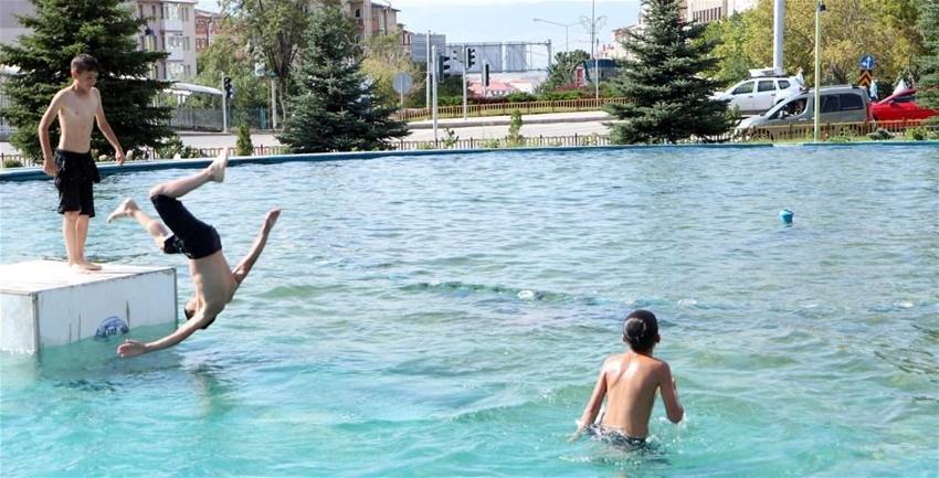 Süs havuzları ölüm saçıyor! Serinlemek isteyen çocuklar aldırış etmiyor