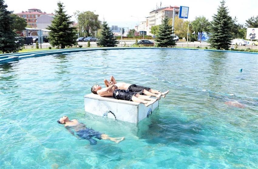 Süs havuzları ölüm saçıyor! Serinlemek isteyen çocuklar aldırış etmiyor