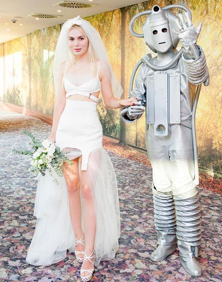 Aleyna Tilki gelinlik giydi! Robotla evlendi!