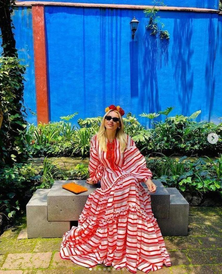 Hadise tatilde poz vermeye devam ediyor!