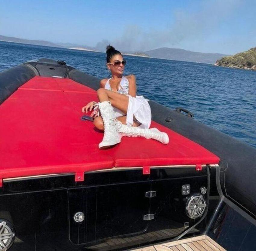 Süreyya Yalçın yangın bölgesinde poz verdi! Eleştiri yağdı...