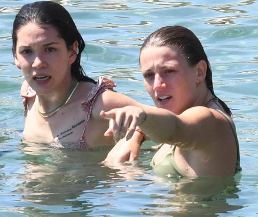 Hazal Subaşı sezonu açtı! Fiziğiyle büyüledi...