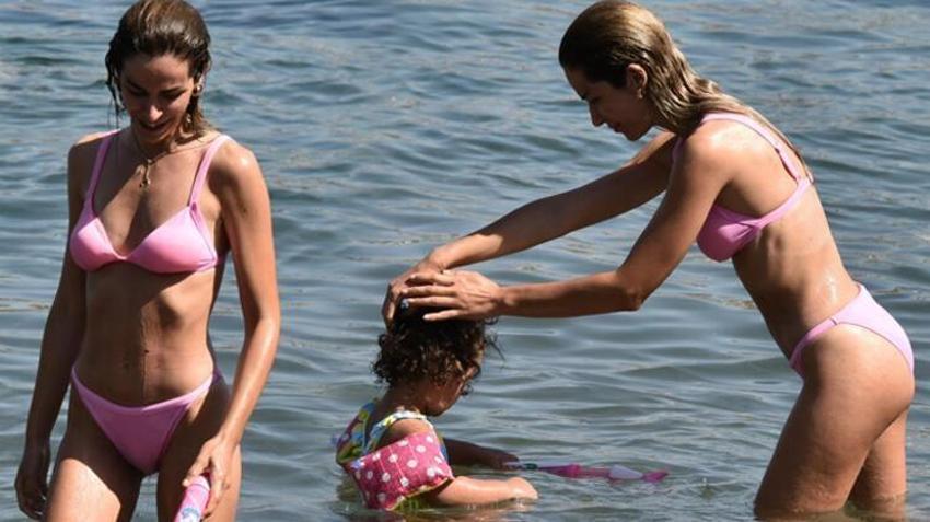 Kıvılcım Ural tüm gün denizden çıkmadı! Kızıyla tatilde...