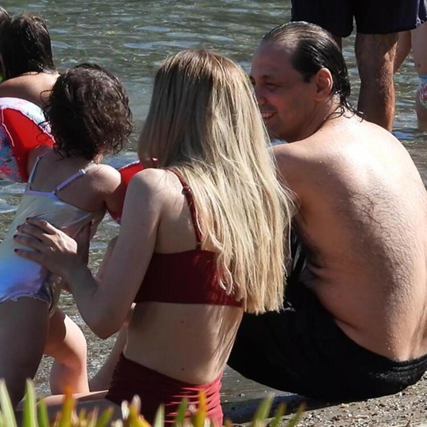 Kıvılcım Ural tüm gün denizden çıkmadı! Kızıyla tatilde...