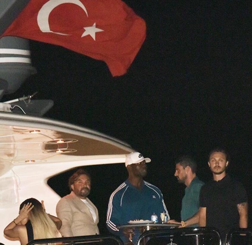 Michele Morrone lüks teknede görüntülendi! Ne yapsa kaçamadı...
