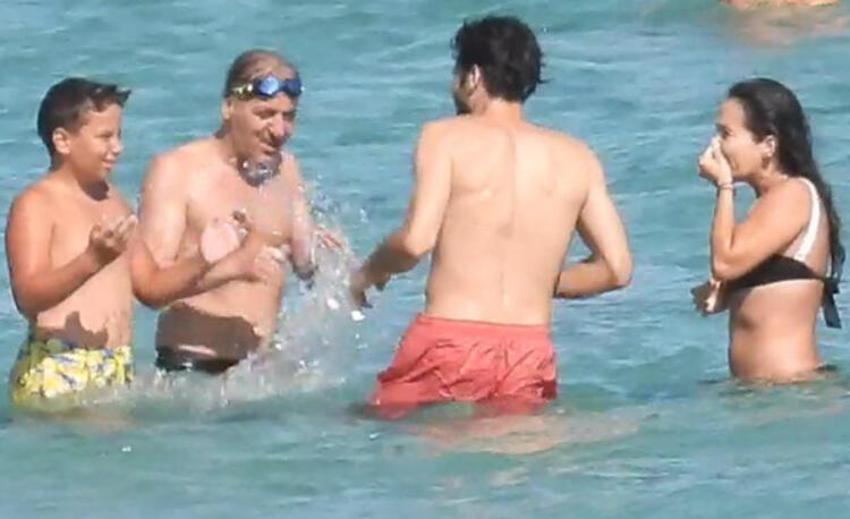 Barış Falay, Esra Ronabar ve oğlu tatilde görüntülendi