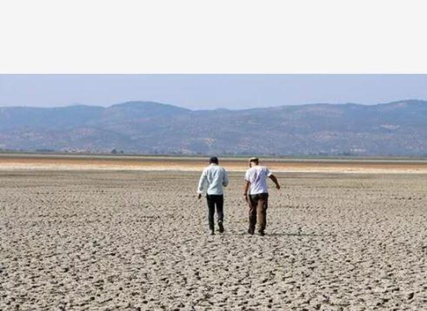 Marmara Gölü'nde ürküten görüntü! Kuruma noktasına geldi