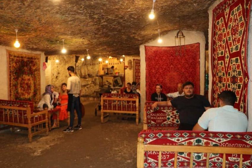 Dışarısı 40, mağara 15 derece! Serinlemek için geliyorlar