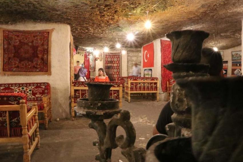 Dışarısı 40, mağara 15 derece! Serinlemek için geliyorlar