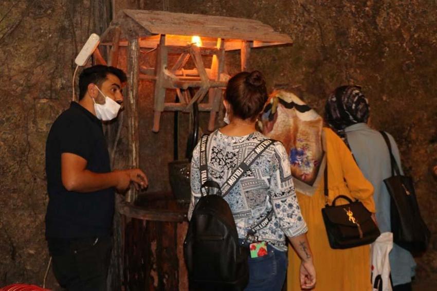 Dışarısı 40, mağara 15 derece! Serinlemek için geliyorlar