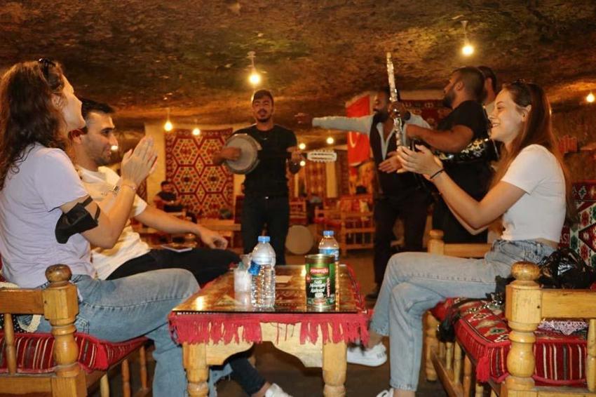 Dışarısı 40, mağara 15 derece! Serinlemek için geliyorlar