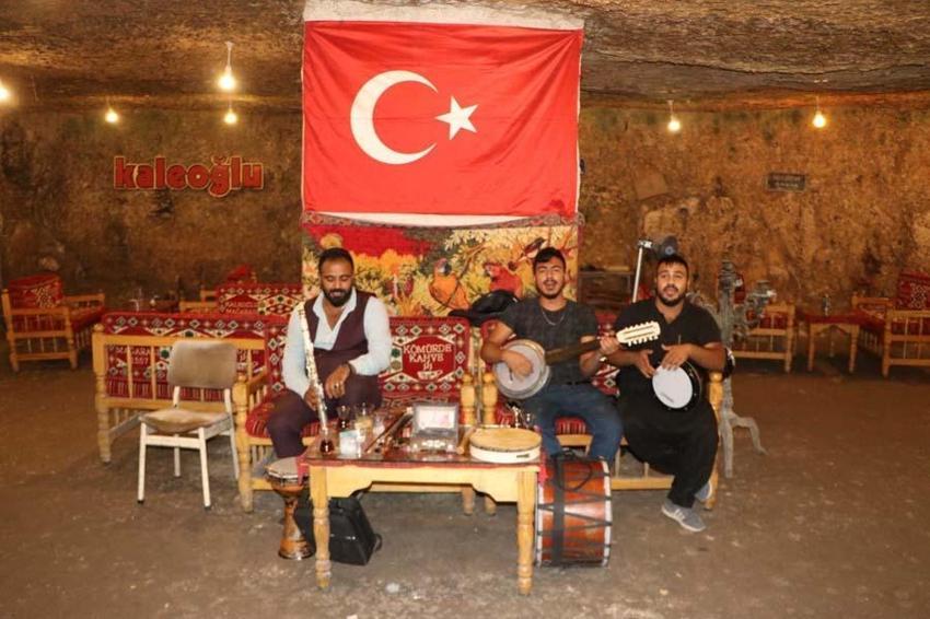 Dışarısı 40, mağara 15 derece! Serinlemek için geliyorlar