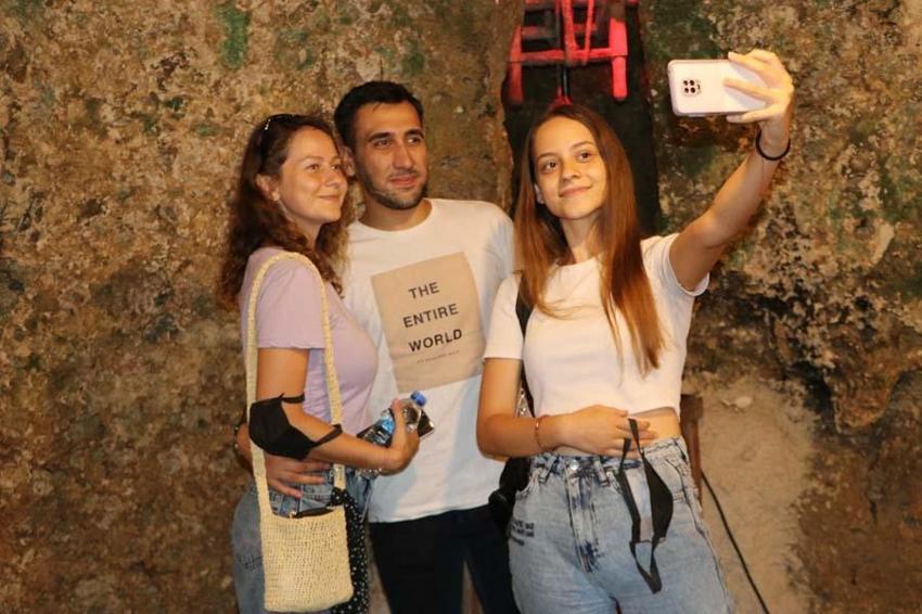 Dışarısı 40, mağara 15 derece! Serinlemek için geliyorlar