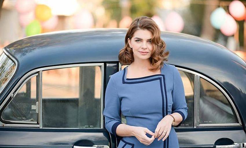 Pelin Karahan fiziği ve bronz teniyle bakışları üzerine çekti
