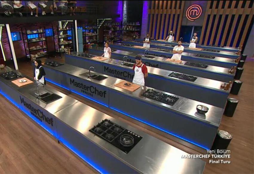 MasterChef'te geceye damga vuran talihsizlik! Tabağa sıçradı...