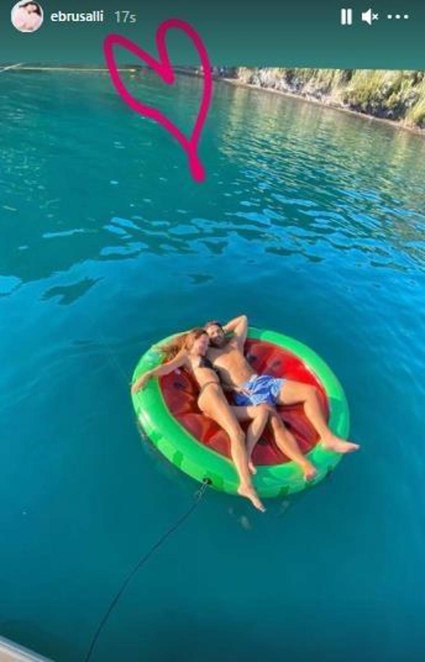 Ebru Şallı ve eşi Uğur Akkuş aşka geldi! Deniz yatağı üzerinde...