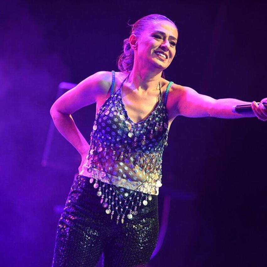 Yıldız Tilbe'ye konserde seyirciden sürpriz!