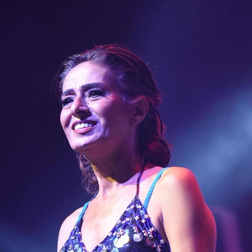 Yıldız Tilbe'ye konserde seyirciden sürpriz!