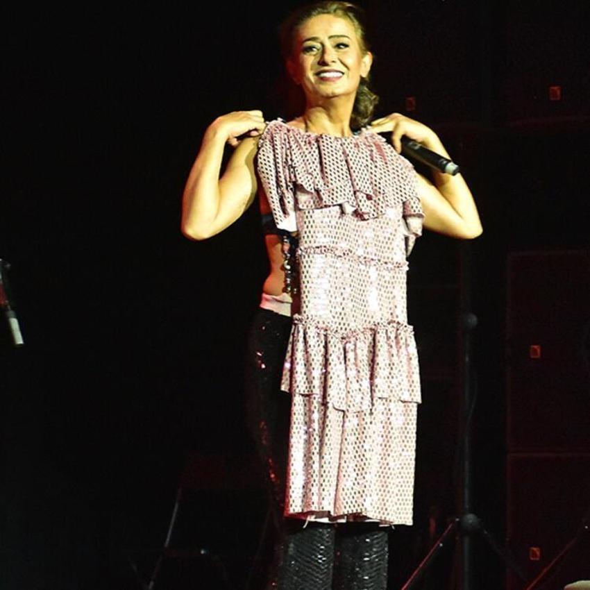 Yıldız Tilbe'ye konserde seyirciden sürpriz!