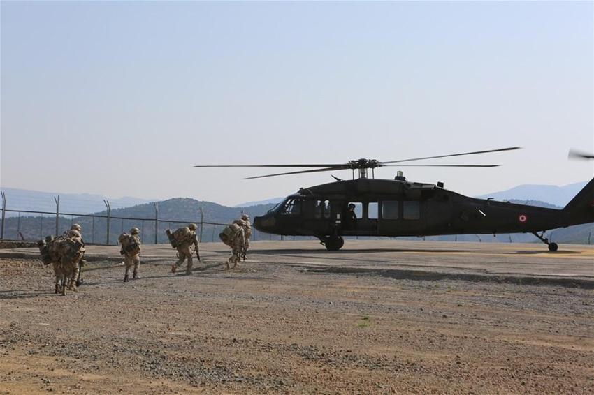 Köylüler buldu, hemen askere haber verdi! Sikorsky ile götürüldü...