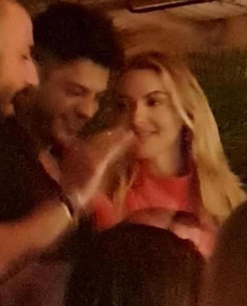 Hadise'nin göğüs dekolteli pozu olay oldu! Hayranları ikiye bölündü