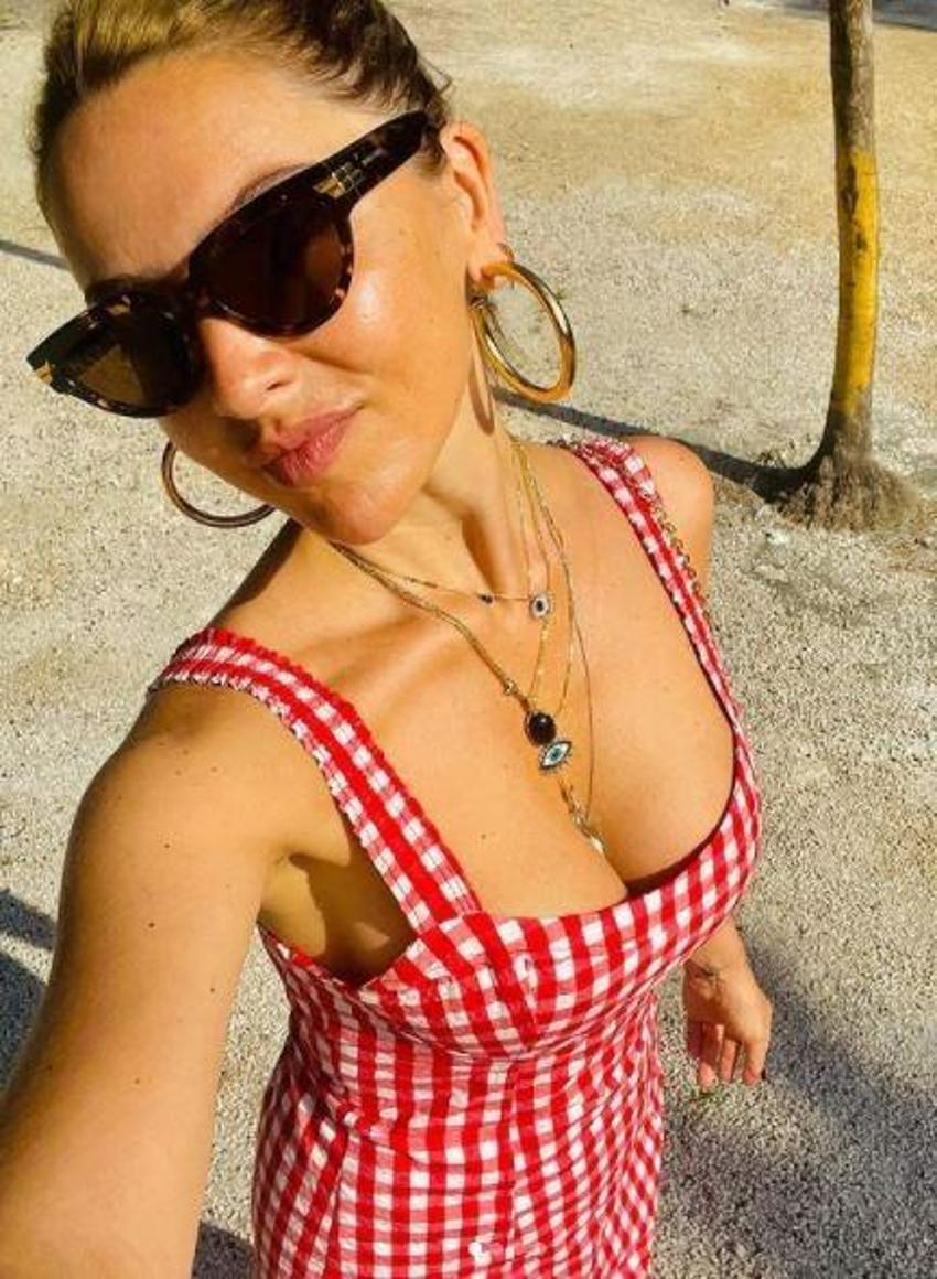 Hadise'nin göğüs dekolteli pozu olay oldu! Hayranları ikiye bölündü