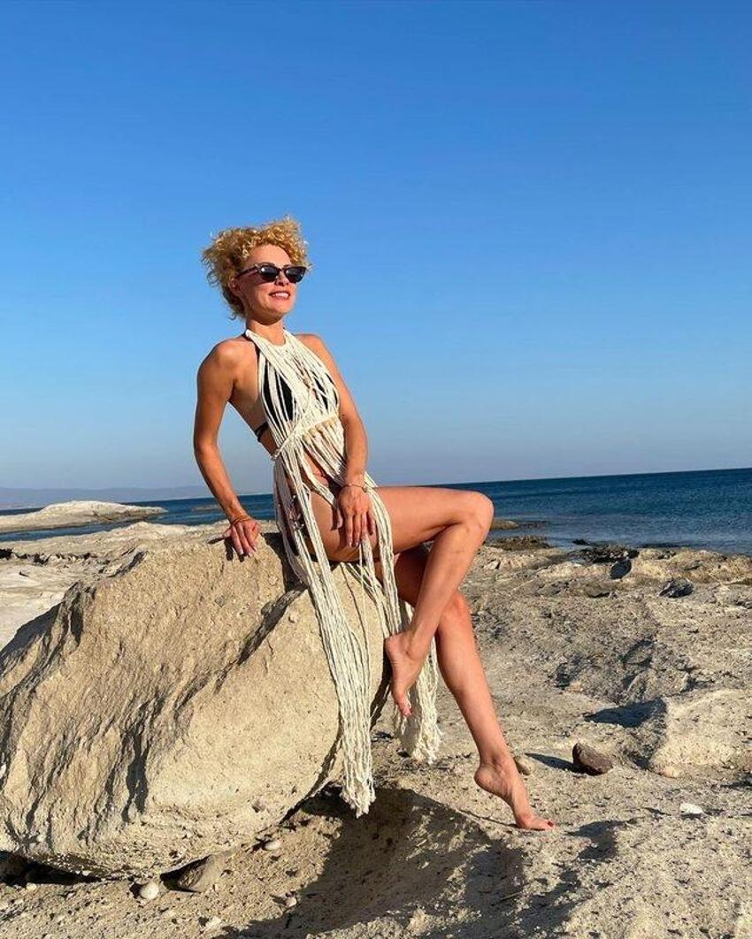 Güldür Güldür'ün Çiçek'i Açelya Topaloğlu'ndan bikinili paylaşım!