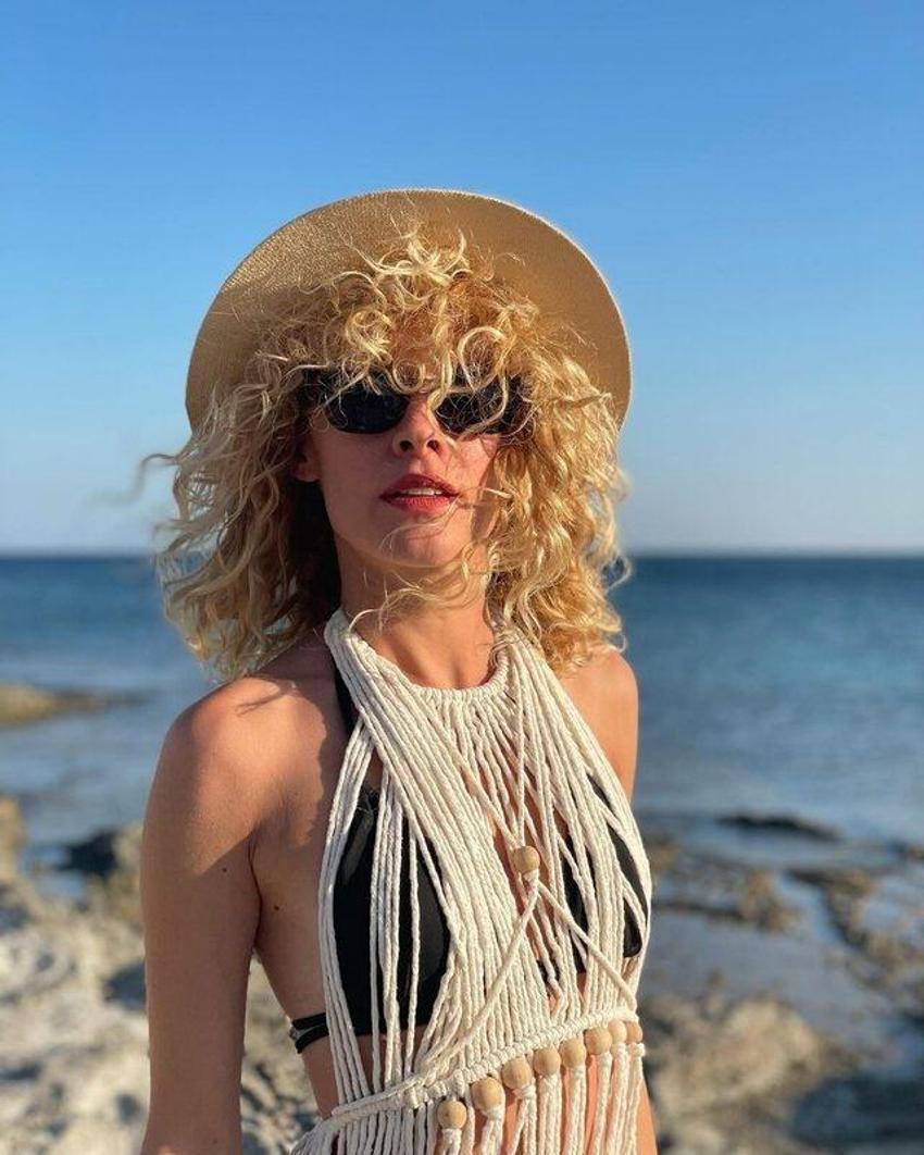 Güldür Güldür'ün Çiçek'i Açelya Topaloğlu'ndan bikinili paylaşım!