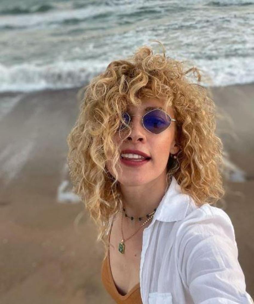 Güldür Güldür'ün Çiçek'i Açelya Topaloğlu'ndan bikinili paylaşım!