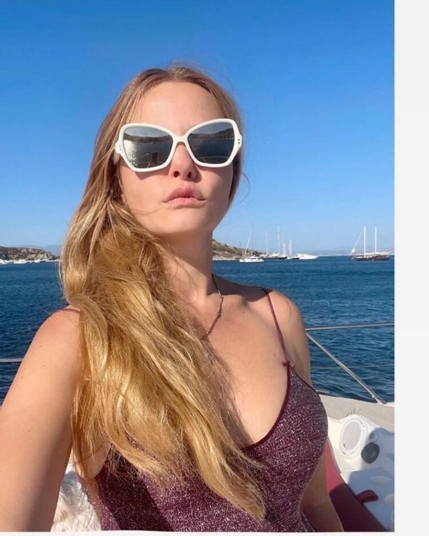 Naz Elmas tatile doymuyor! Teknede görüntülendi...
