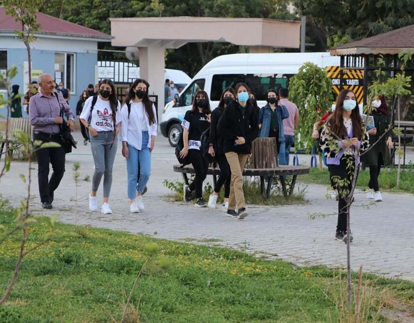 MEB harekete geçti ve resmen duyurdu! Artık zorunlu, ders saatleri...