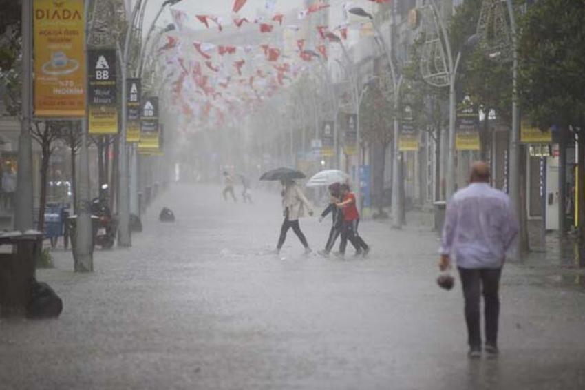 Meteoroloji son dakika kodu ile açıkladı! Bu kez çok kuvvetli geliyor, kırmızı alarm...