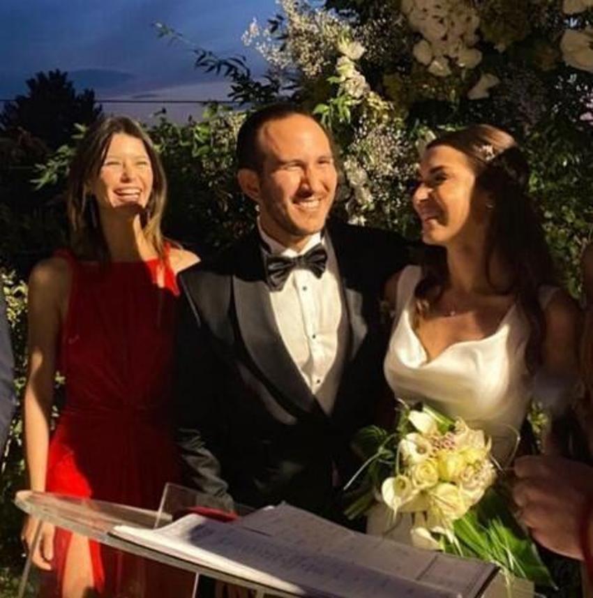 Beren Saat'in ilk aşkı Efe'nin kardeşi evlendi! Kenan Doğulu şarkı söyledi