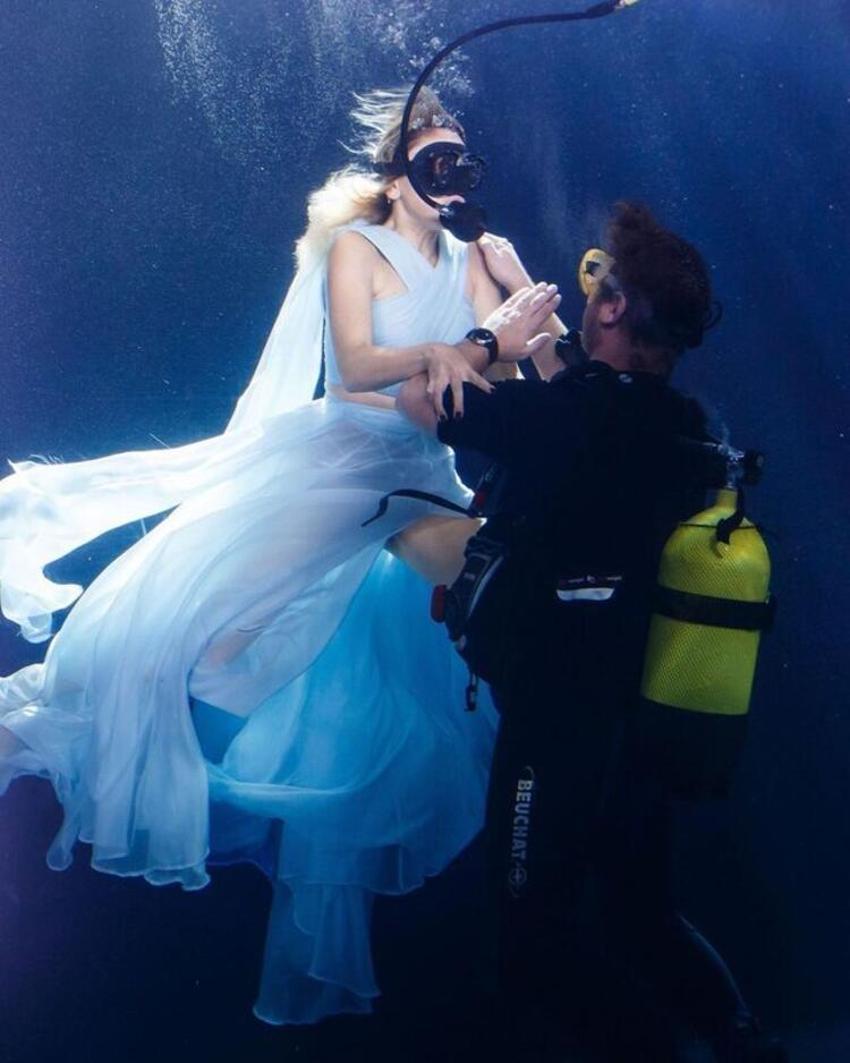 Hadise'den olay klip! Elbiseyle atladı