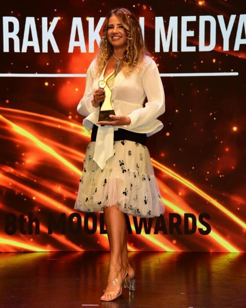 Esra Sönmezer'den Mustafa Üstündağ'a: Sunuculuğu bırakın!