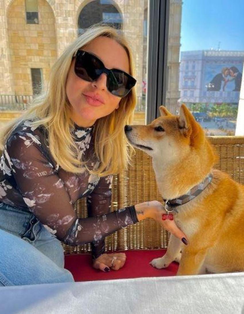 Hadise transparan kıyafeti ve dekoltesiyle gündem oldu!