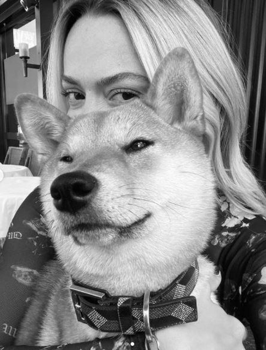 Hadise transparan kıyafeti ve dekoltesiyle gündem oldu!