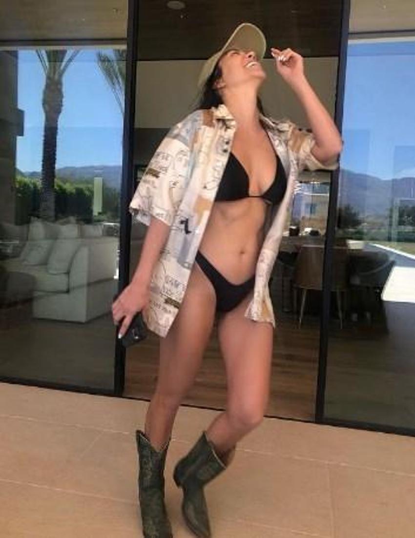 Kourtney Kardashian yine rahat durmadı! Süper minisiyle yürek hoplatan pozlar