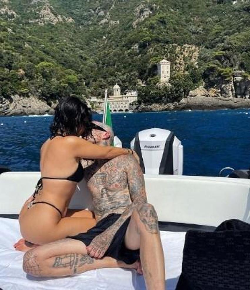 Kourtney Kardashian yine rahat durmadı! Süper minisiyle yürek hoplatan pozlar