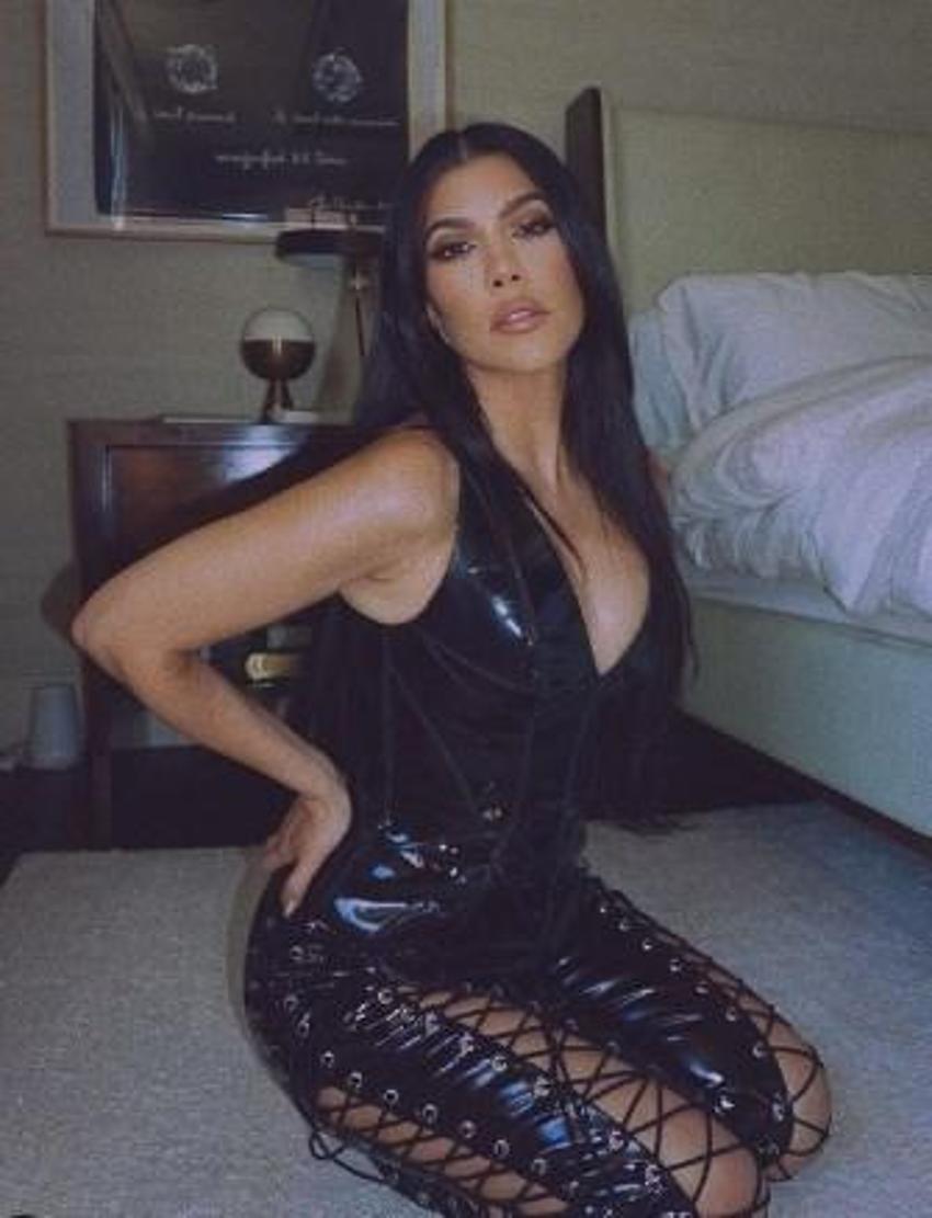 Kourtney Kardashian yine rahat durmadı! Süper minisiyle yürek hoplatan pozlar