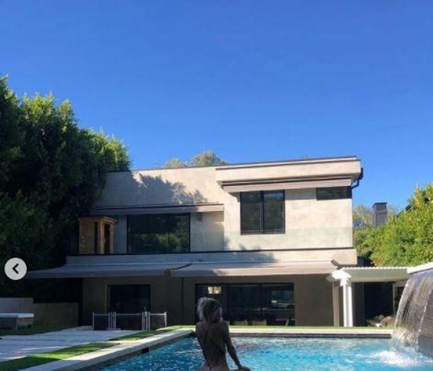 Sierra Skye'dan dikkat çeken pozlar! Sere serpe uzandı...