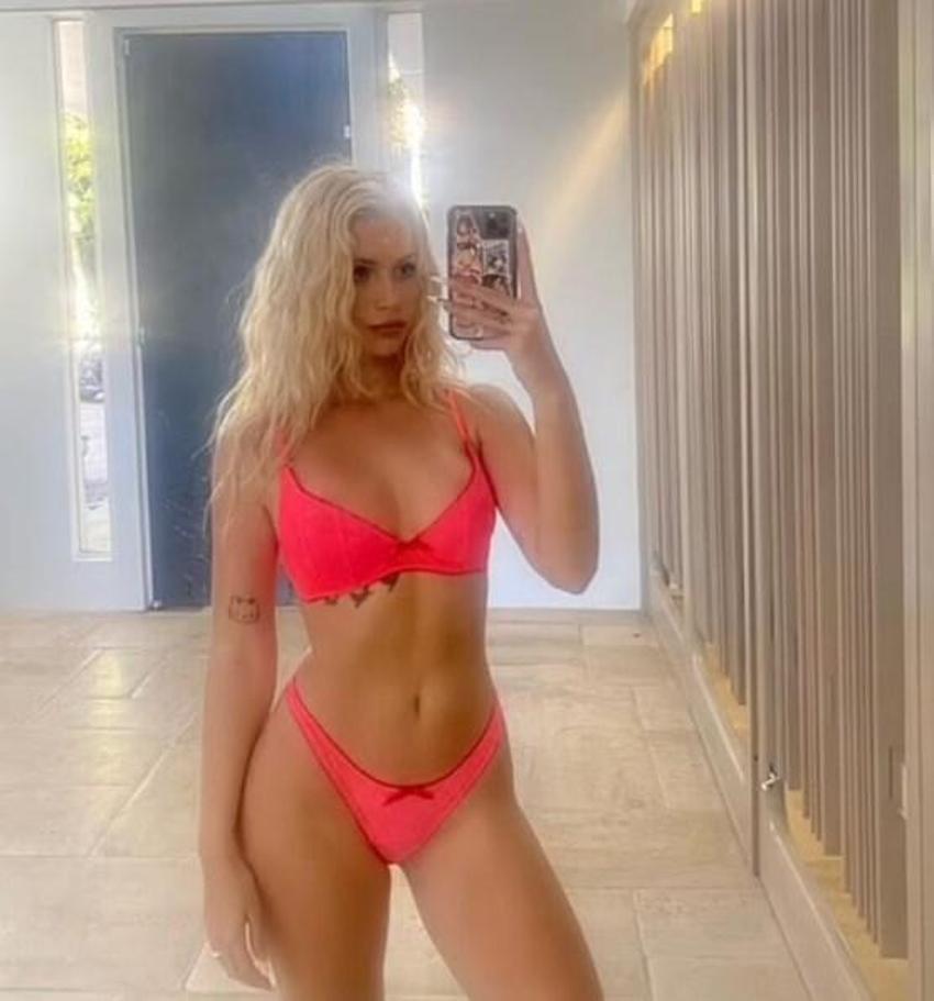 Lottie Moss, ayna karşısında verdiği pozla nefes kesti