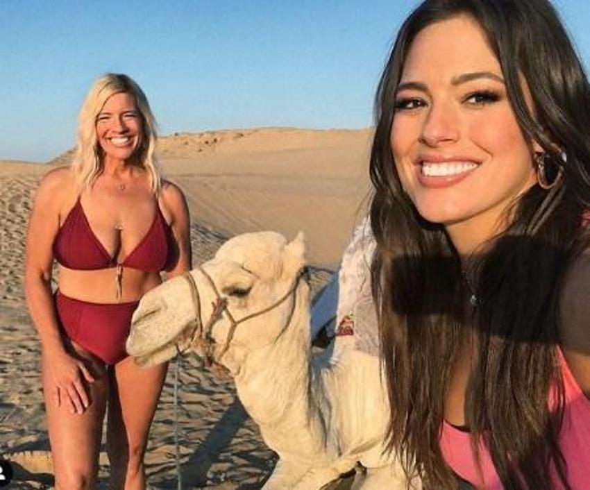 Ashley Graham'ın annesi Linda Graham'ın pozları da çok cesur!