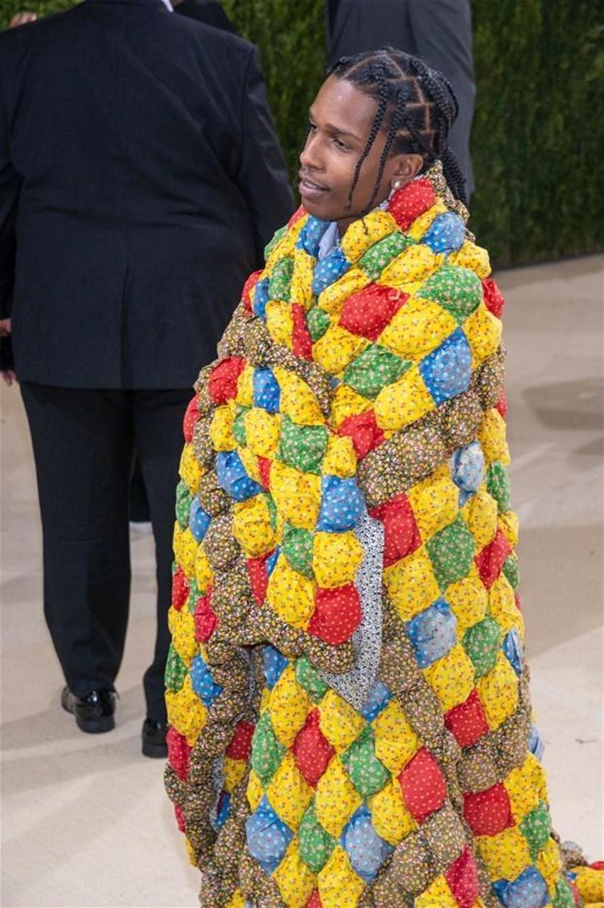ASAP Rocky'nin giydiği yorganın sırrı ortaya çıktı!