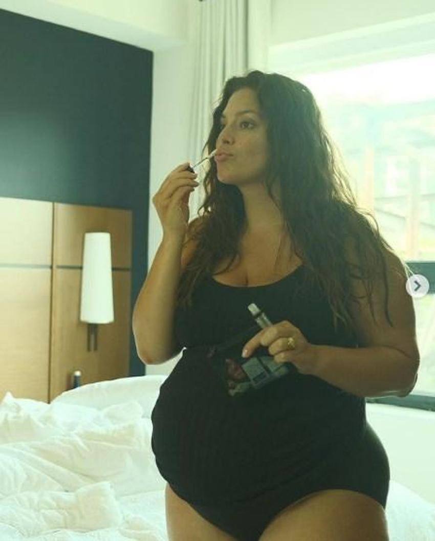 Ashley Graham'dan olay paylaşım! 'Koşarken göğüslerim yüzüme çarpmıyor'
