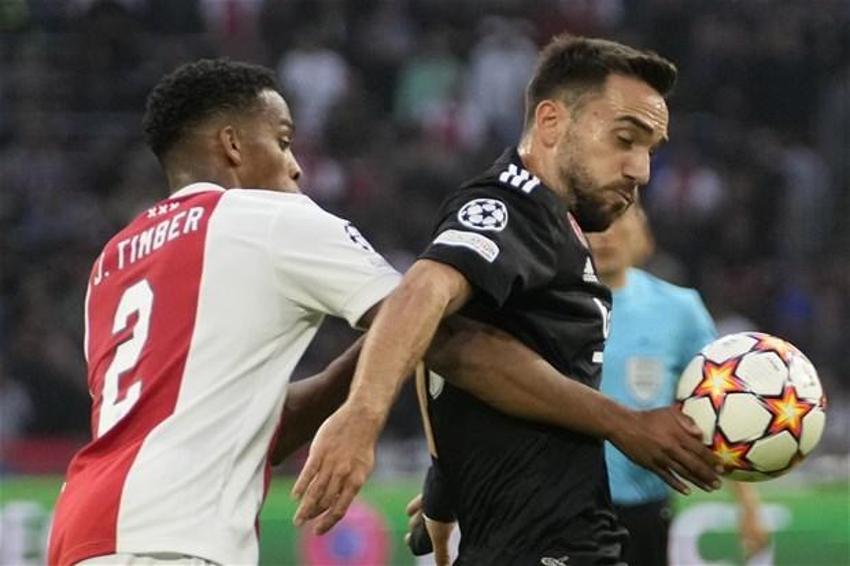 Bütün scoutlar Johan Cruff'taydı! Ajax-Beşiktaş maçında Sergen Yalçın'ın iki yıldızına hayran kaldılar