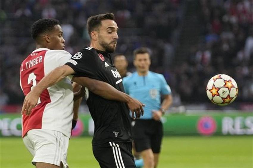 Bütün scoutlar Johan Cruff'taydı! Ajax-Beşiktaş maçında Sergen Yalçın'ın iki yıldızına hayran kaldılar
